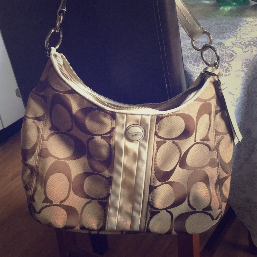 Signature Coach shoulder bag